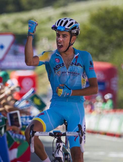 Fabio Aru celebra su victoria en San Miguel de Aralar.