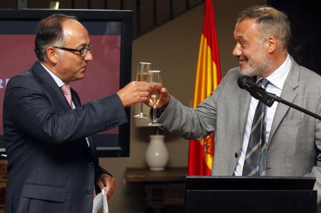 El presidente de Iberia, Luis Gallego, brinda con el embajador de...