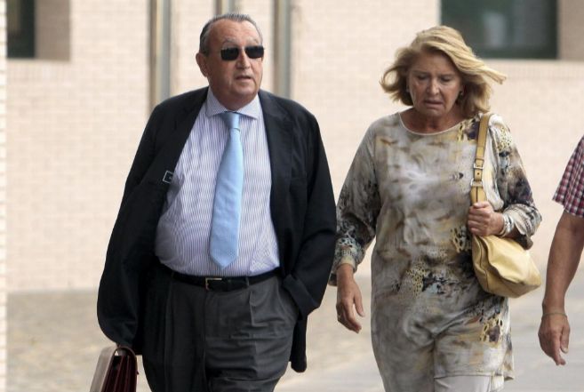 Carlos Fabra, junto a su mujer, en la Ciudad de la Justicia de...
