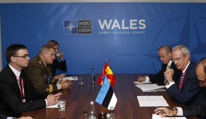 El ministro de Defensa, Pedro Morenés, con su homólogo estonio en...