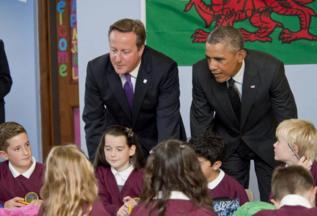 Cameron y Obama, hoy en una escuela en Newport.