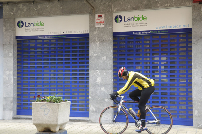 Un ciclista frente a las oficinas de Lanbide en Portugalete.