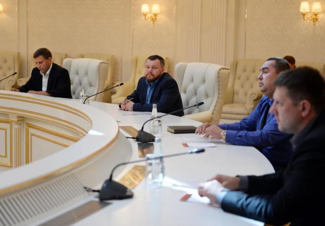 Miembros de la mesa negociadora en Minsk para lograr un alto el fuego...