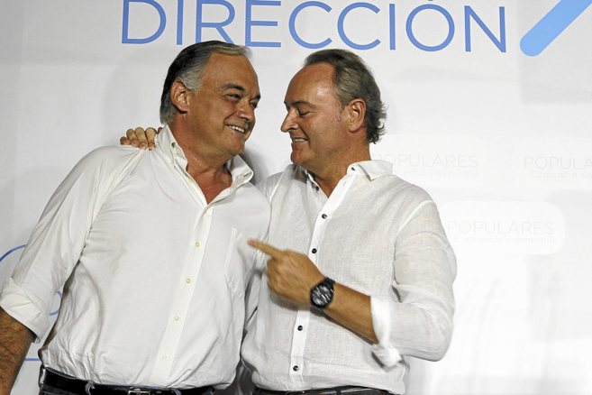 Fabra abraza a Gonzlez Pons tras su discurso en la cena de PP en Les...