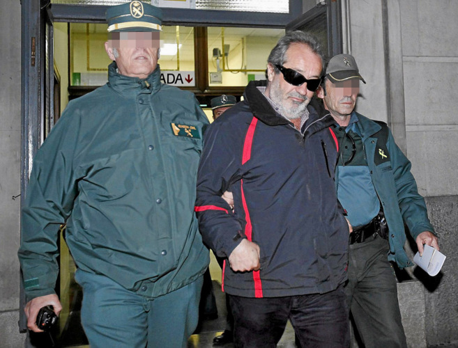 Juan Lanzas, custodiado por guardias civiles, en los juzgados de...