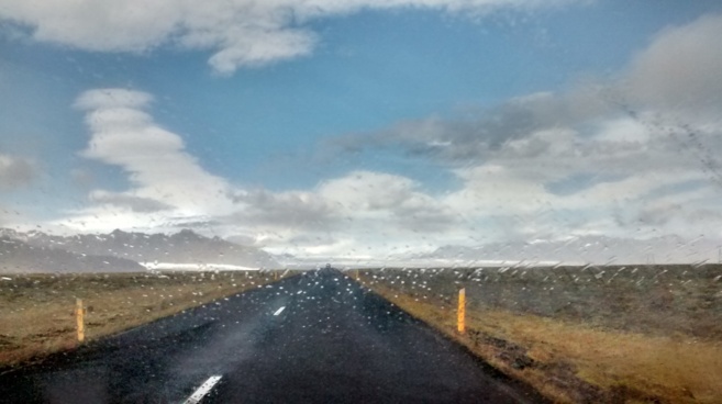 Carretera en Islandia, bajo la lluvia, este verano.