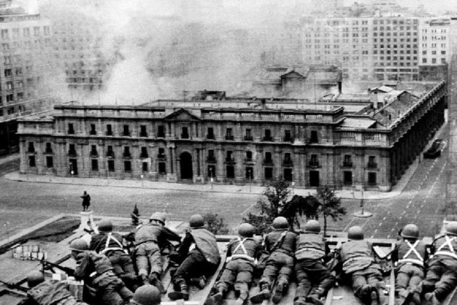 Soldados partidarios de Pinochet permanecen apostados frente al...