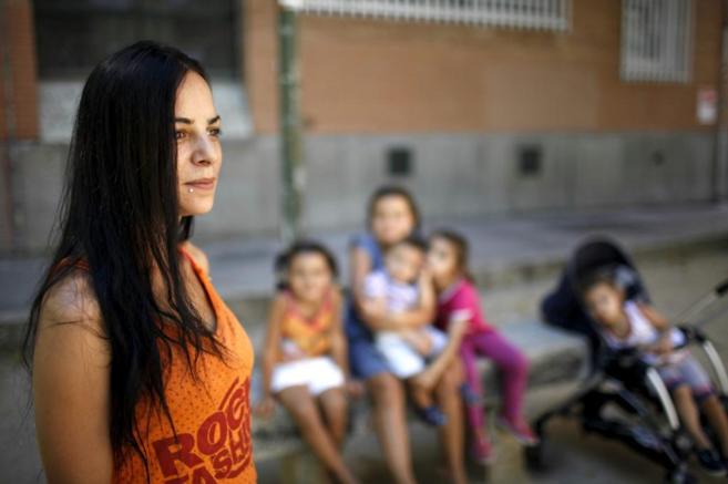 Cristina, junto a sus cinco hijos, el pasado viernes en el barrio de...