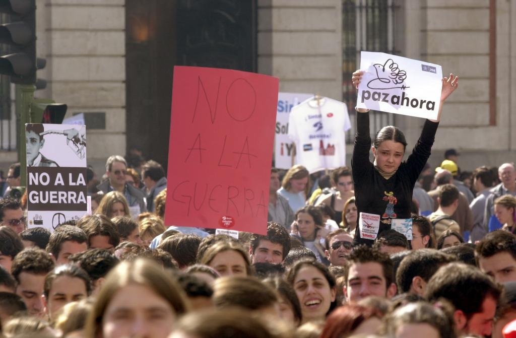 Manifestacin de estudiantes en contra de la invasin de Irak, en...