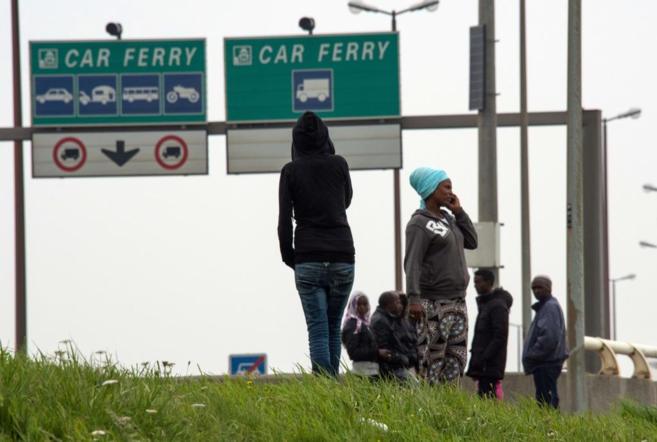 Inmigrantes esperan para intentar cruzar el Canal de la Mancha desde...