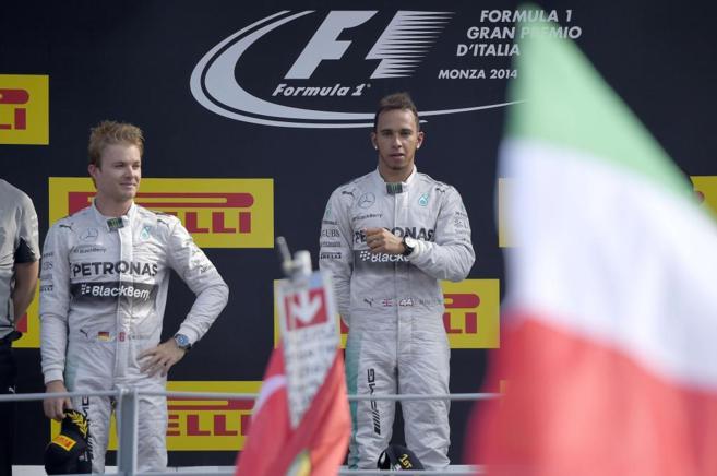 Hamilton en el cajn central del podio, acompaado de Rosberg.