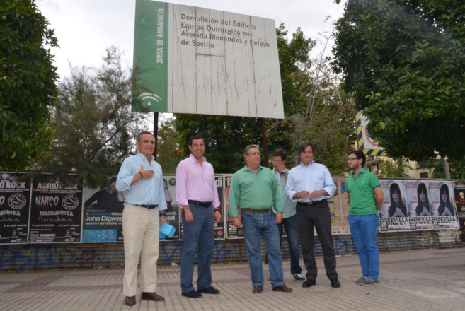 Juan Manuel Moreno, Zoido y otros dirigentes del PP, junto al solar...