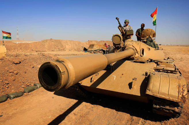 Milicianos 'peshmerga' en un tanque en la frontera de...