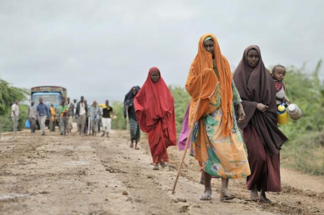 Un grupo de somales sale de la ciudad de Buulomareer, expulsados por...