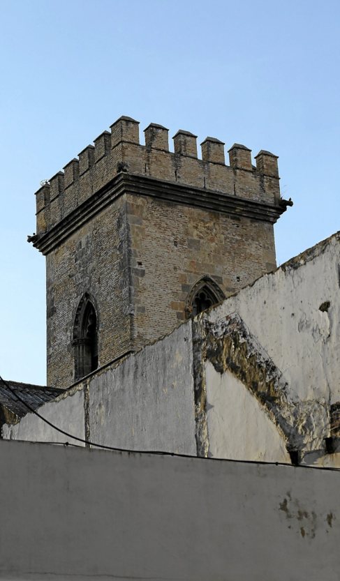 La Torre de don Fadrique, oculta entre el casero urbano.