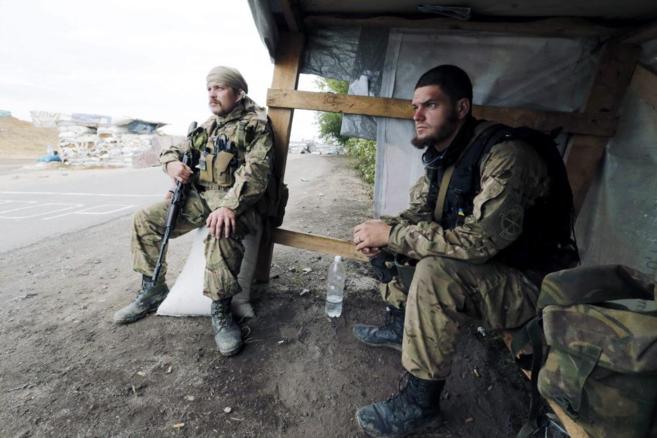 Soldados ucranianos realizan un control en la localidad ucraniana de...
