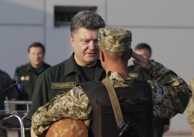 El presidente ucraniano, Petro Poroshenko, saluda a un soldado en...