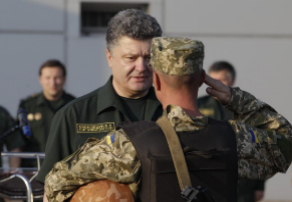 Petro Poroshenko saluda a un soldado en Maripol.