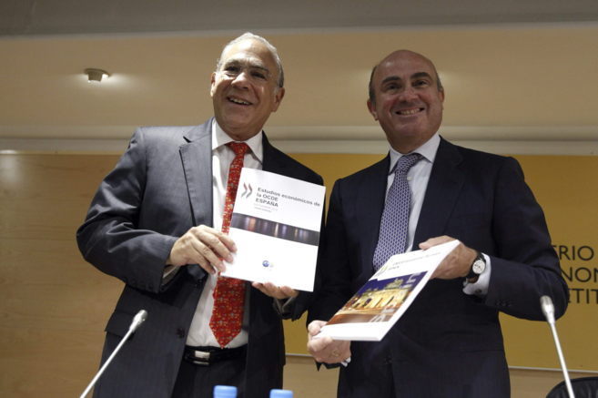 El secretario general de la OCDE, José Ángel Gurría y el ministro...