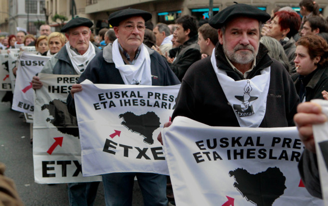 Participantes en una manifestacin en Bilbao a a favor de los...