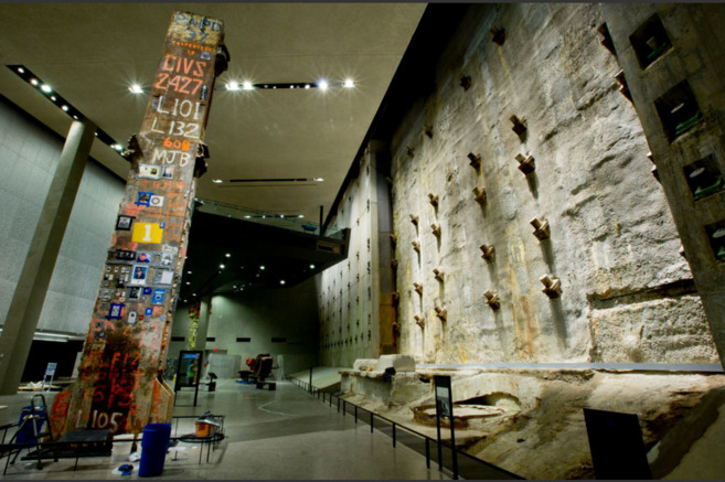 Gran muro y columna con mensajes y fotos de las personas...