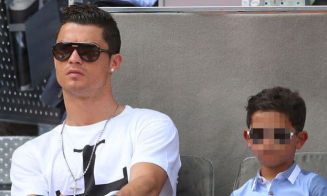 Cristiano Ronaldo junto a su hijo, Cristiano Jr., durante el Open de...