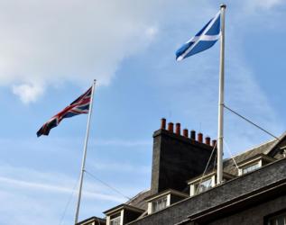 La Union Jack junto a la bandera escocesa.