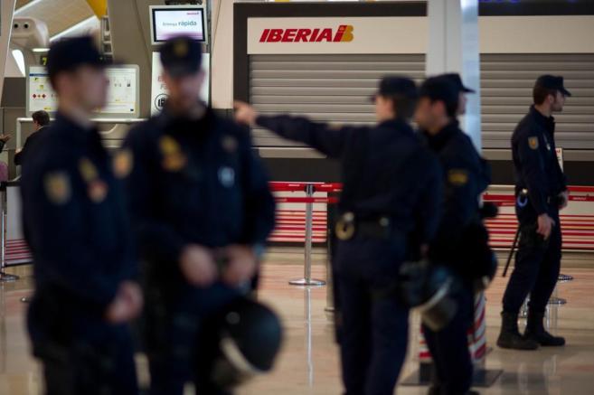 Policas en el aeropuerto Adolfo Surez-Madrid Barajas.