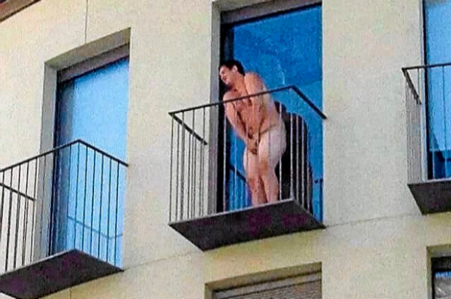 Un joven desnudo en un balcn de un piso de El Carmen, en Valencia.