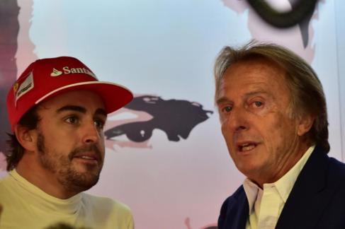 Fernando Alonso (izda) charla con Luca Cordero di Montezemolo.