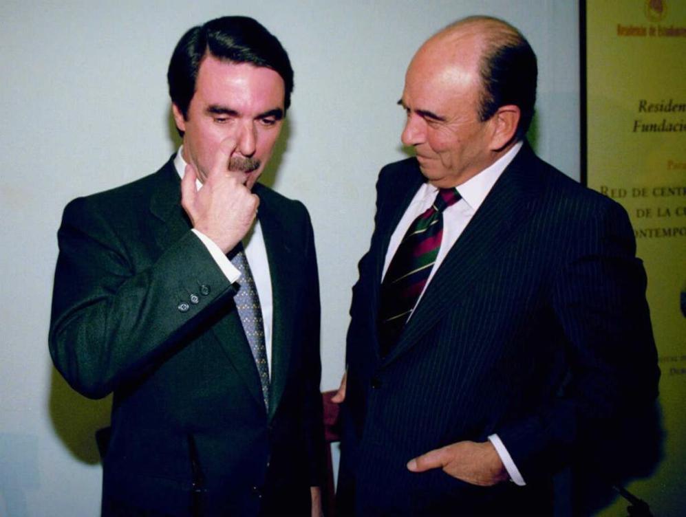En la imagen, Botn con el ex presidente Jos Mara Aznar tras la...