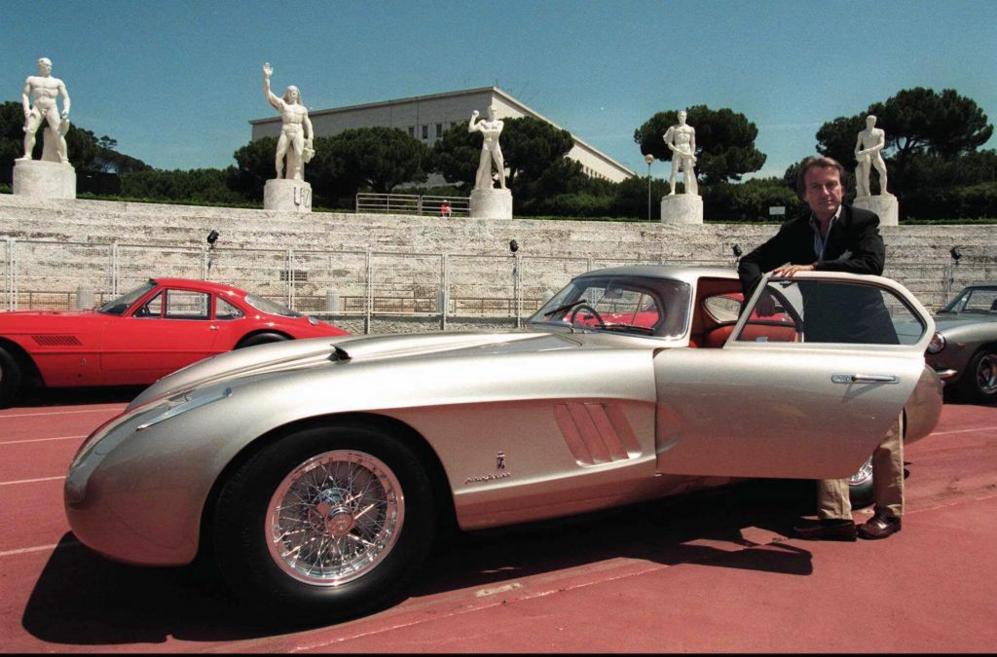 El ex presidente de la escudera posa con  el modelo Ferrari 375MM en...