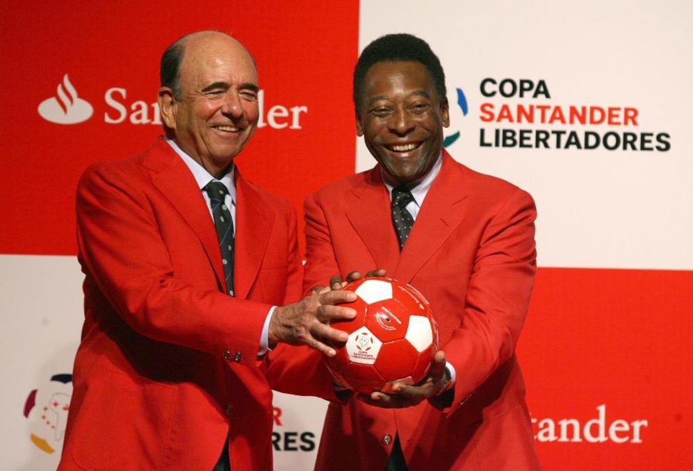 El presidente del Banco Santander junto al astro del fbol Pel, a...