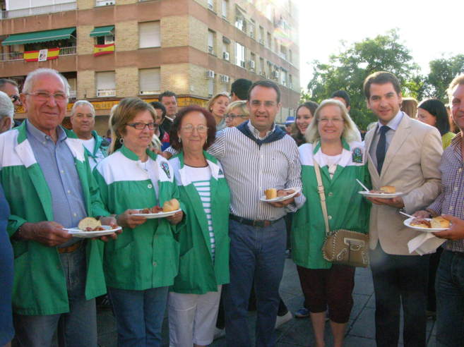 El alcalde de Móstoles junto a miembros de las peñas.