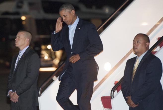 El presidente Obama desembarca del Air Force One.