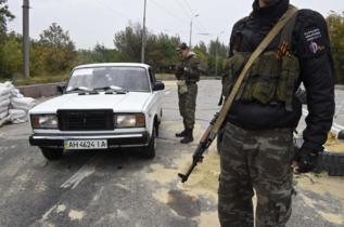 Dos milicianos prorrusos, en un puesto en Donetsk.
