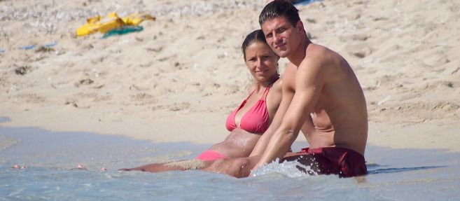 Mario Gmez, junto a su novia, en Ibiza.