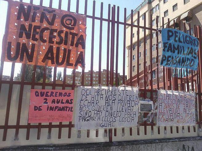 Pancartas en la fachada del centro de Fuenlabrada.