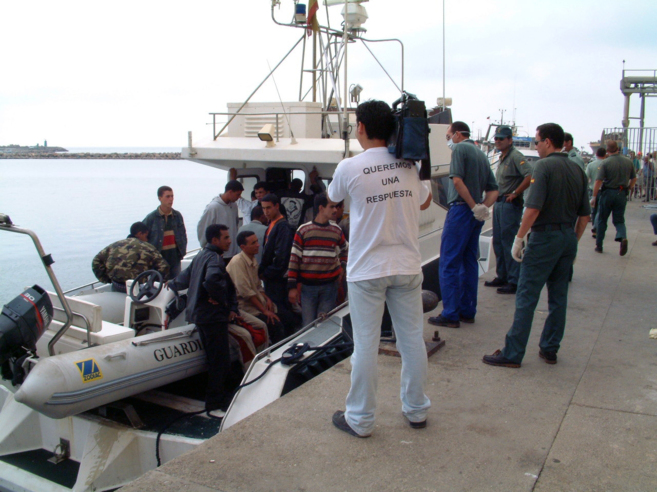 Inmigrantes rescatados en aguas de Almera a bordo de una patera.