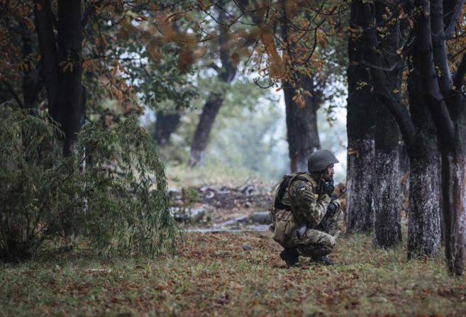Un soldado ucraniano vigila el frente en la ciudad de Debaltsevo.
