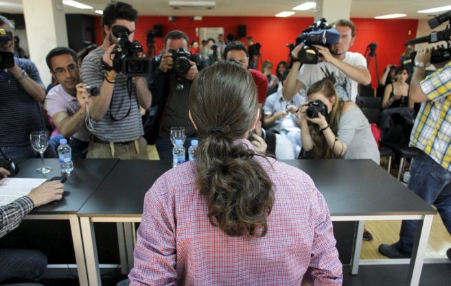 Pablo Iglesias (de espaldas), durante una rueda de prensa.