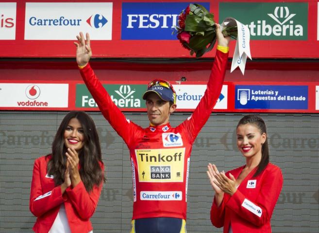 Alberto Contador luce el maillot rojo de lder de la Vuelta.
