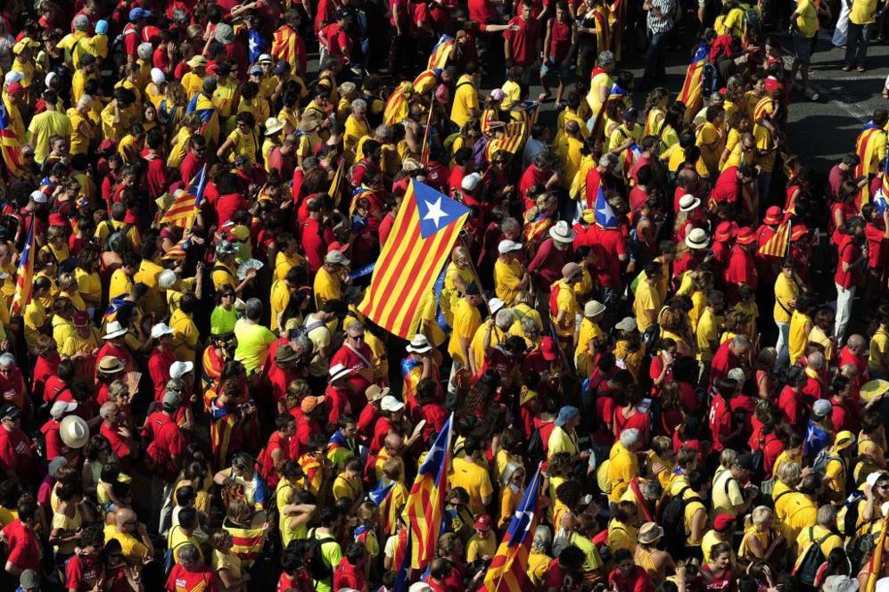 Miles de catalanes forman para crear la 'V' a favor de la Consulta...