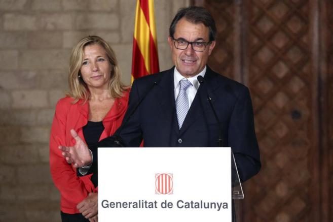 Artur Mas se dirige a los catalanes junto a la vicepresidenta del...