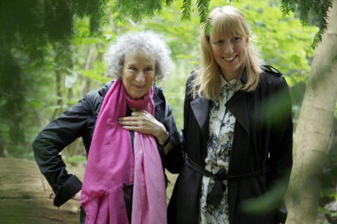 Margaret Atwood y la artista escocesa Katie Person, en Oslo, en...