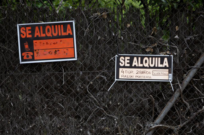 Imagen de archivo de carteles de 'Se alquila' en la valla de...