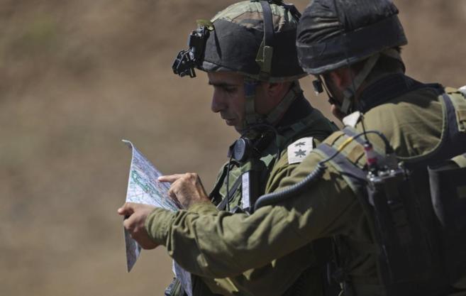 Dos soldados israeles miran un mapa durante una operacin.