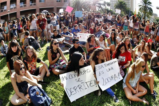 Protesta de estudiantes ante la sede de la Conselleria de Educacin.