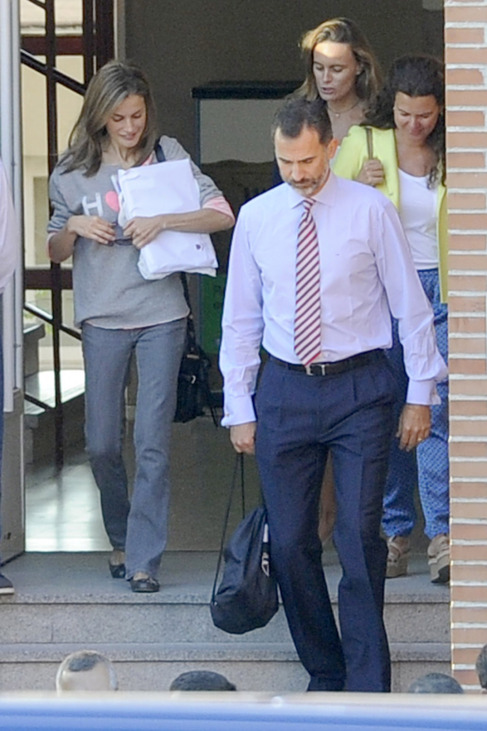 Los Reyes Felipe y Letizia a la salida del colegio de sus hijas.