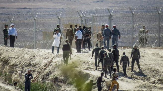 Inmigrantes entregados a militares marroquíes tras fracasar su...